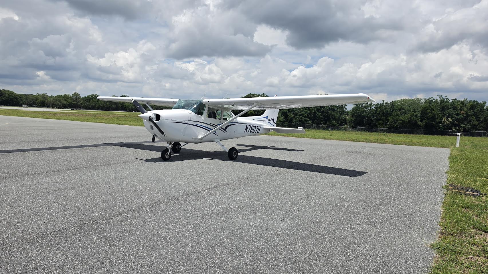 N76076 — Exterior